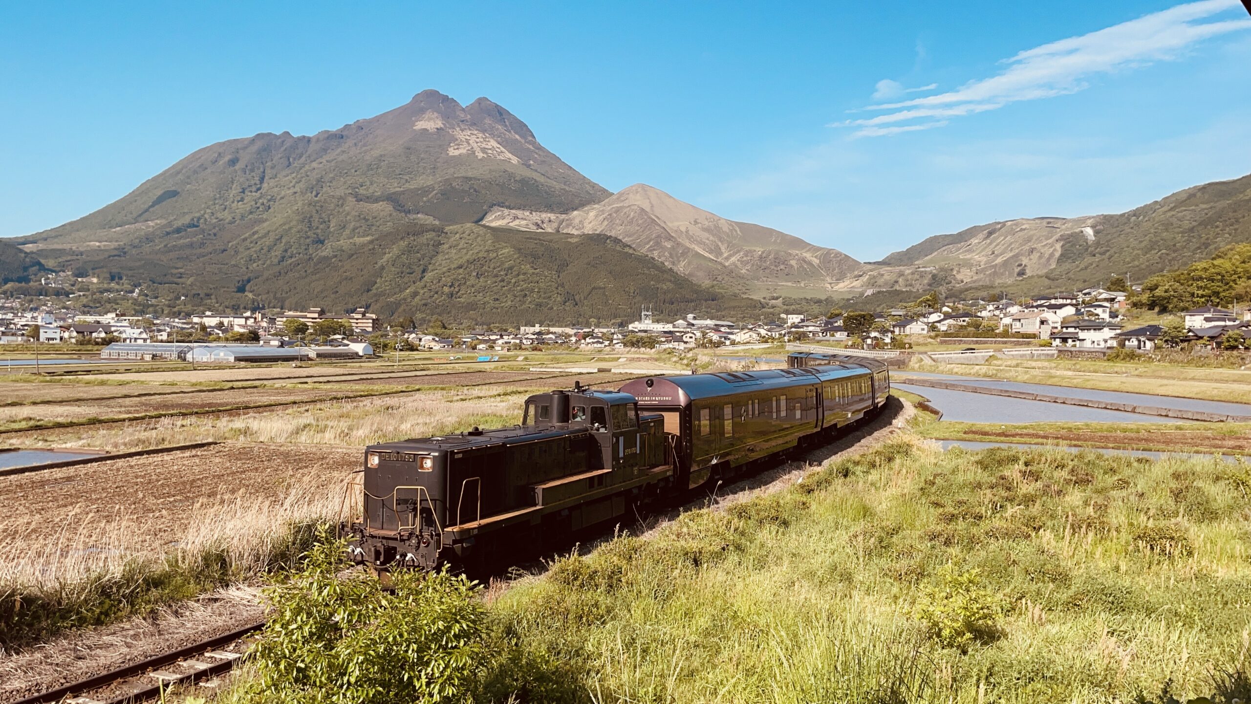 湯布院の風景 - 由布岳と列車