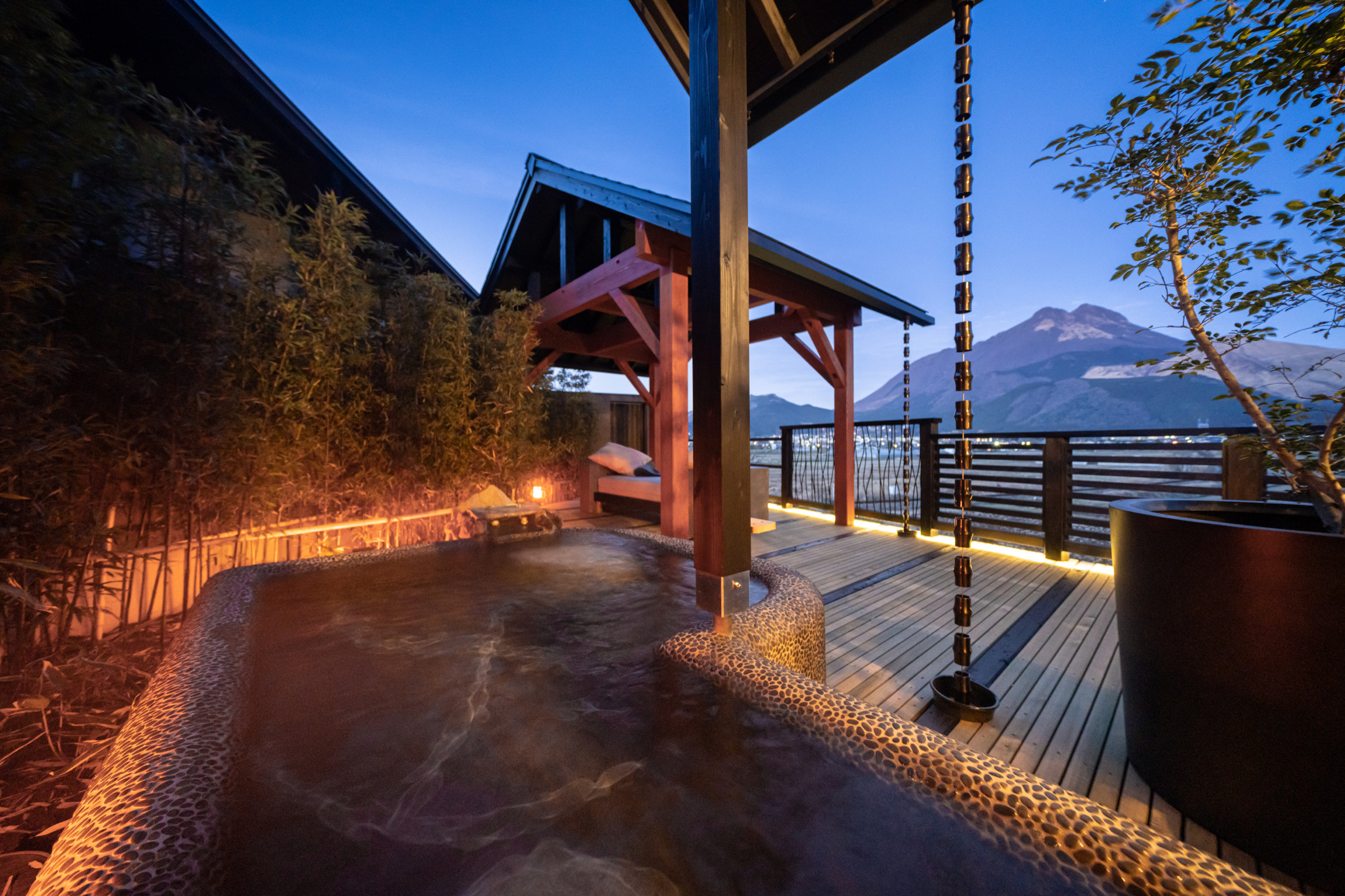 Yufuin Luxury Villa zakuro 夜の露天風呂と由布岳