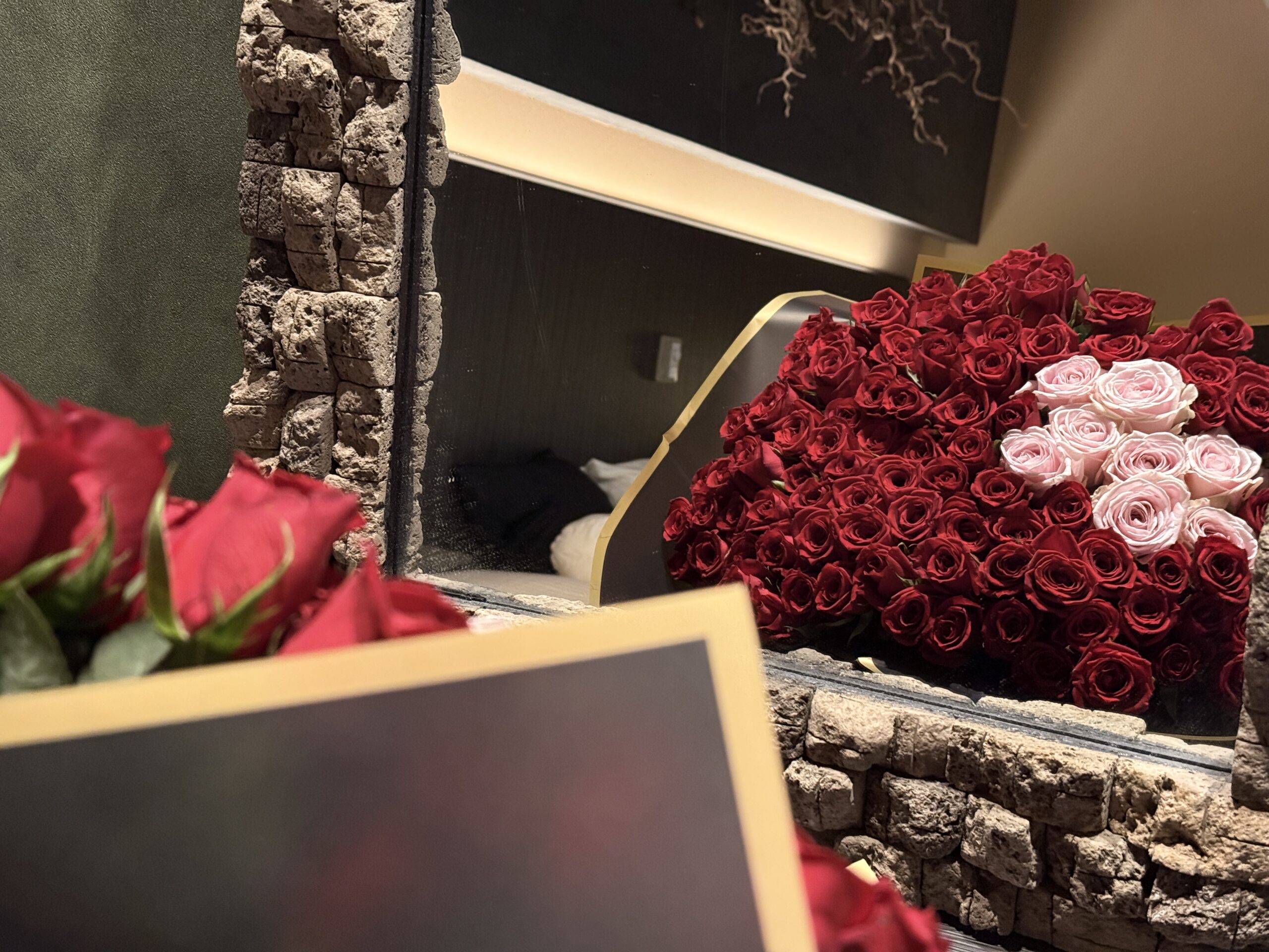 108本の赤いバラで行うサプライズプロポーズ